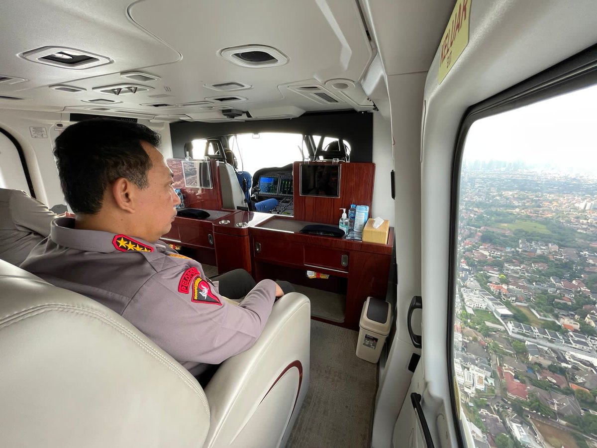 Polresta_SMD's tweet photo. Kapolri Naik Heli Pantau Langsung Arus Mudik di Jalan Tol dan Arteri

Jakarta - Kapolri Jenderal Listyo Sigit Prabowo memantau langsung situasi terkini arus mudik Hari Raya Idul Fitri tahun 2023. Peninjauan itu melalui via udara menggunakan Helikopter. https://t.co/C1A3bNx1tU