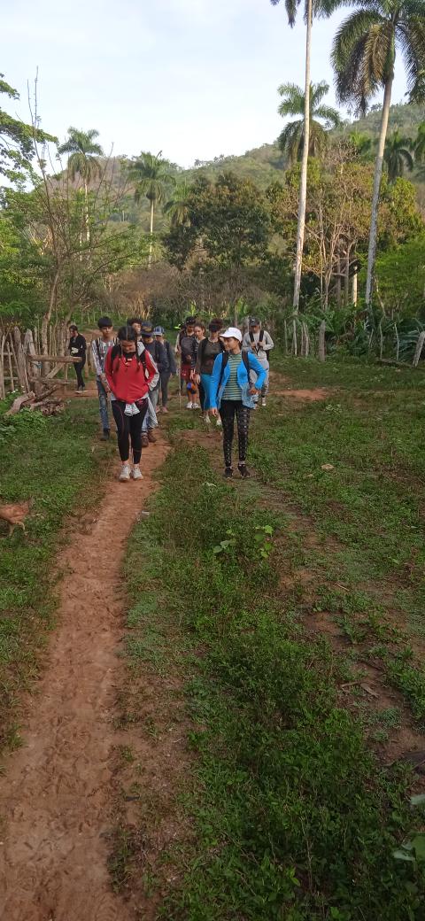 " Subir lomas hermana hombres "💙
➡️Cómo parte del Bastión estudiantil, un grupo de estudiantes destacados  de nuestro centro visitó la primera y segunda comandancia del Che en las villas.