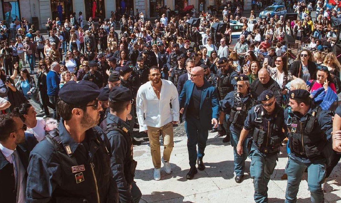 Tam bir başarı hikayesi…
Ülkemizde kendisiyle, oyunculuğuyla, dizileriyle dalga geçilip duruldu. O ise moral bozmadı, azmetti ve şimdilerde bizi yurtdışında temsil eden en tanınmış oyuncu oldu. Öyle ki; İtalyanlar için artık varsa yoksa #CanYaman (1)