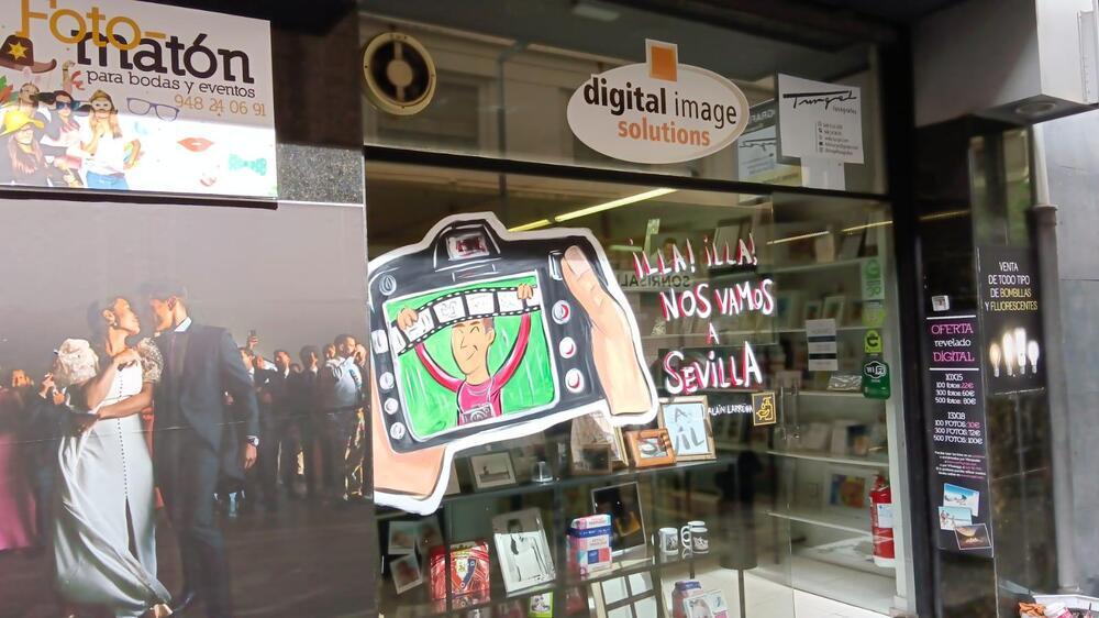 NavarraTVdepor's tweet photo. 🙌 Las tiendas del Ensanche de #Pamplona ya 'calientan' para la final

El artista Alain Larreina decora con imágenes rojillas los escaparates de los establecimientos, que animan a #Osasuna para ganar la #CopaDelRey en #Sevilla.

https://t.co/OiFIpm75vW https://t.co/B91eLNrzYS
