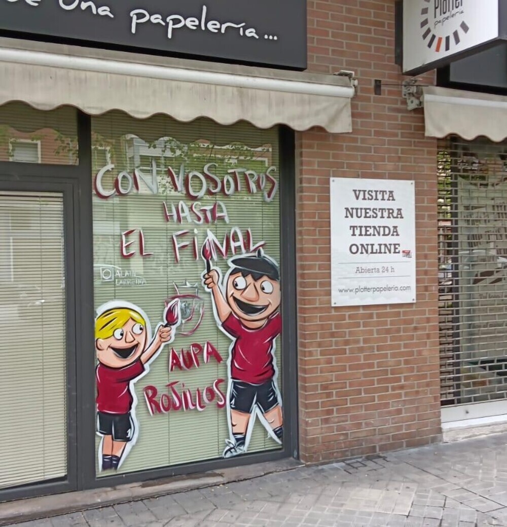 NavarraTVdepor's tweet photo. 🙌 Las tiendas del Ensanche de #Pamplona ya 'calientan' para la final

El artista Alain Larreina decora con imágenes rojillas los escaparates de los establecimientos, que animan a #Osasuna para ganar la #CopaDelRey en #Sevilla.

https://t.co/OiFIpm75vW https://t.co/B91eLNrzYS