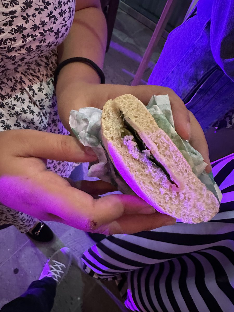 ederdomss's tweet photo. Un baguette según internet | Un baguette según Alicia Torres 🤡 https://t.co/TPduEF0hJb