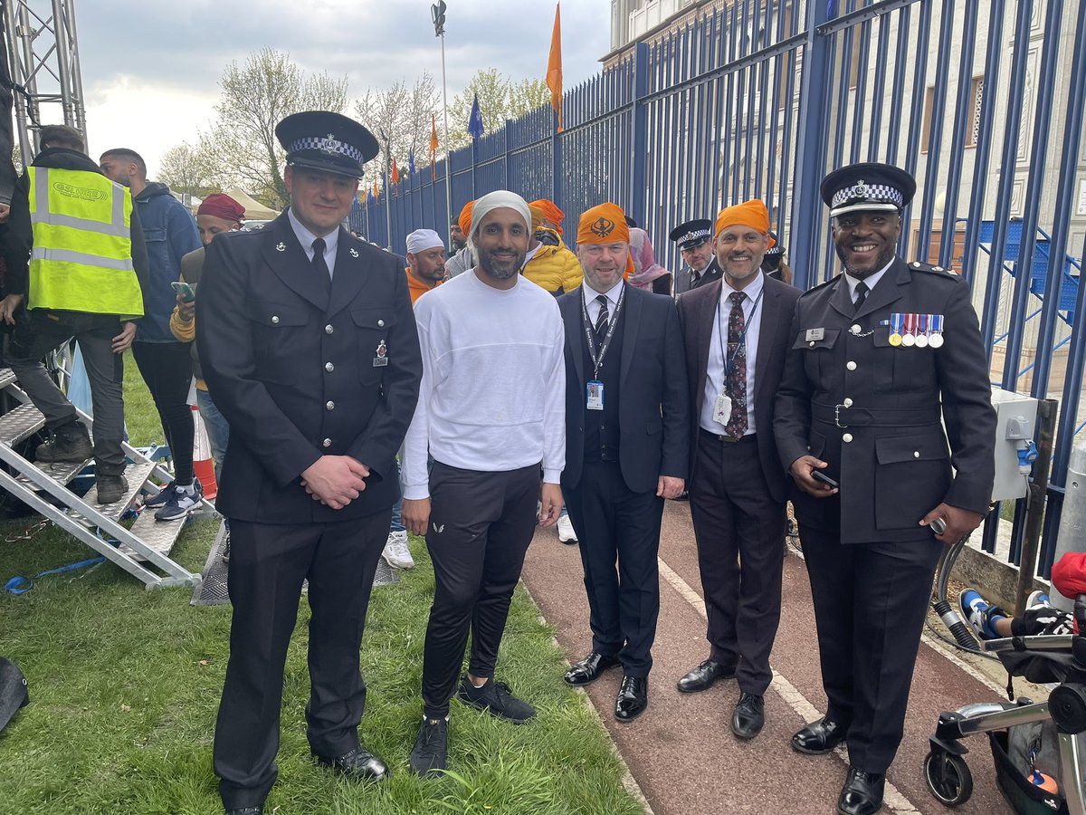sukirandhawa4x4's tweet photo. Senior officers and staff from @kent_police attended the annual #Vaisakhi Nagar Kirtan celebrations in #Gravesend today, the dog section from @KPTacOps stole the show with the #Sikh community. #happyvaisakhi2023 
@KentPoliceDandI 
@KentPoliceGrav https://t.co/2isGZgWgGr