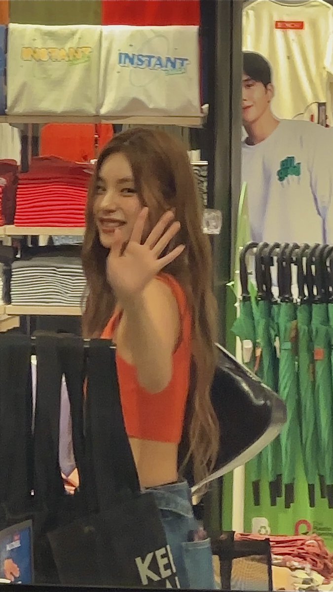 ekinakpink's tweet photo. Itzy Yeji at Bench Bgc https://t.co/KuQOdRCCKR