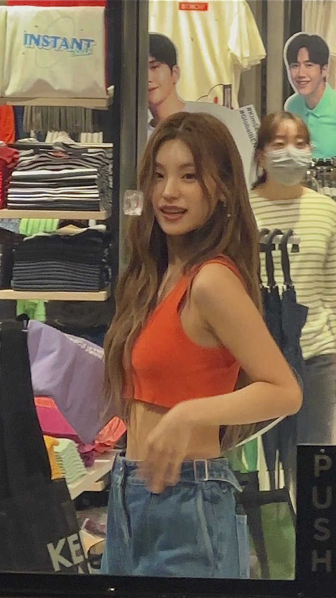 ekinakpink's tweet photo. Itzy Yeji at Bench Bgc https://t.co/KuQOdRCCKR