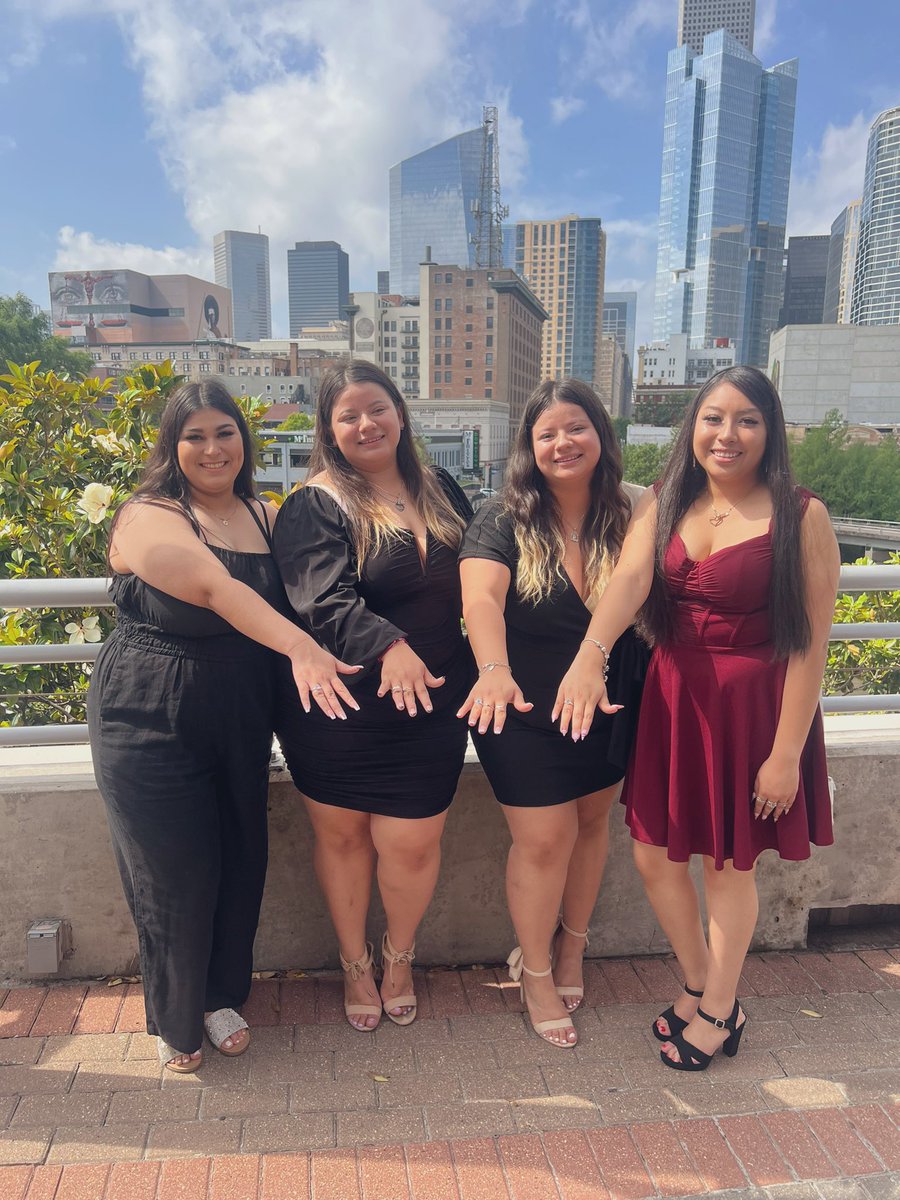 msfloresy's tweet photo. Ring Ceremony at UHD 🐊 
First graduates from the Gators2Teachers program! 
Ridgecrest’ Student Teachers!
#UHD #Gators2Teach #RidgecrestE https://t.co/MvsNN4nnga