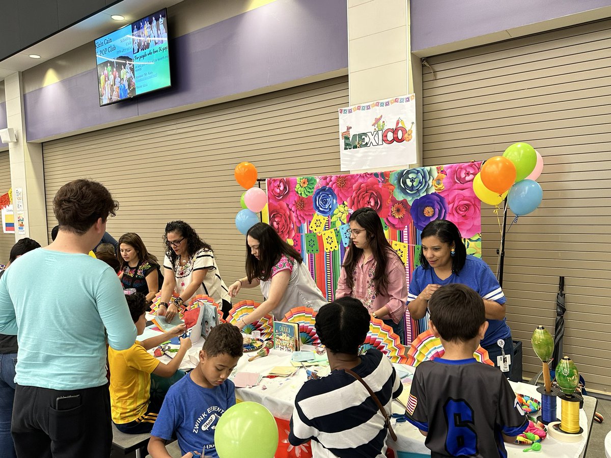 BrillKISD's tweet image. Klein family come visit us at Klein’s Dia del Nino at Klein Cain HS! We are having a wonderful time!! 🎉💛💙 @KleinISD @Kathy_Vergara2 #kleinduallanguage