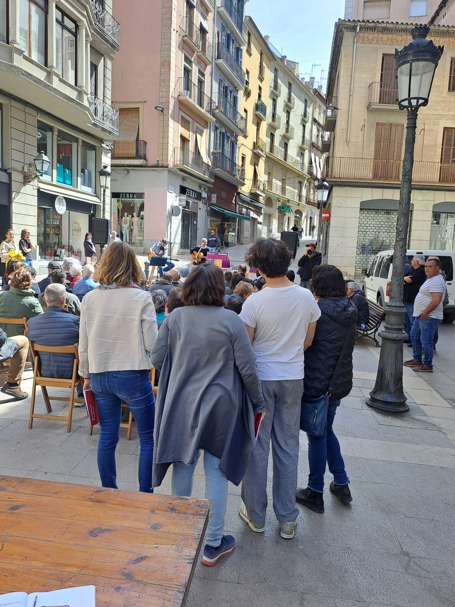 manresaECP's tweet photo. Avui hem presentat la nostra candidatura amb un dia esplèndid i sobretot esperança. Amb @polaseques, @jessicaalbiach i @anacquerol. Aquesta primavera Sumarem per una Manresa dels Barris✊💜 #sumemperunamanresadelsbarris #encomupodem #Manresa #municipalisme https://t.co/tLXmX5foXU