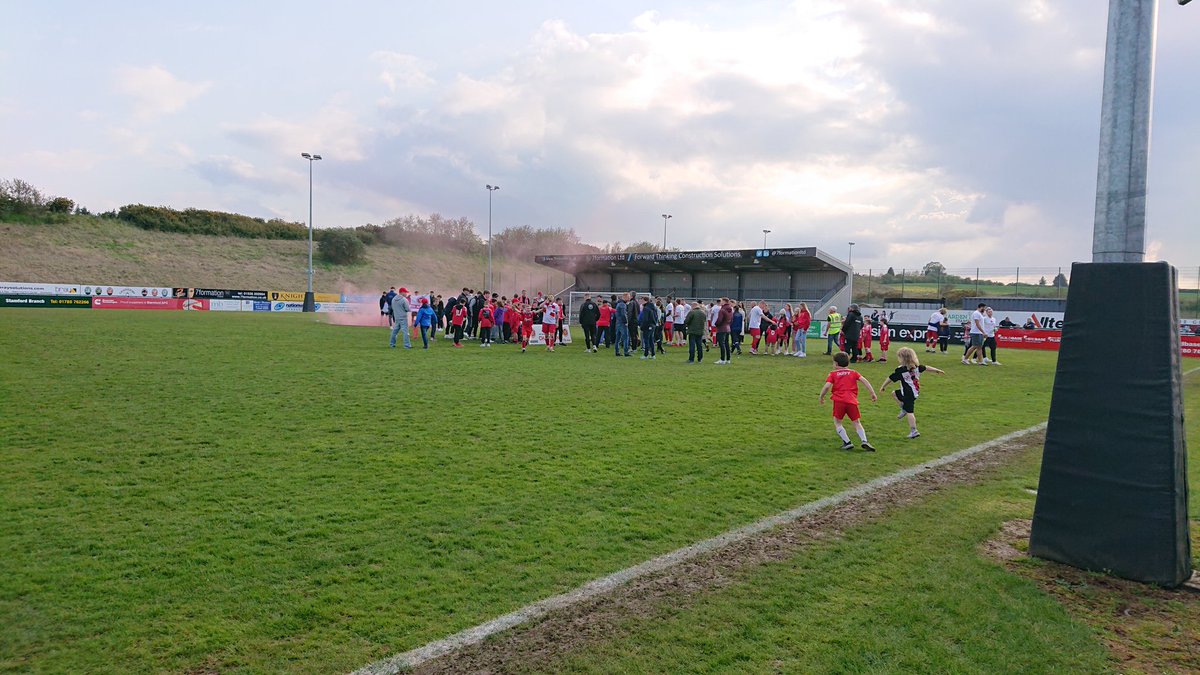 This is what this <a href="/StamfordAFC1896/">Stamford AFC</a> team is about. Celebring with fans and kids. Wonderful. #Winnersaregrinners #UpTheDannies 🔴 🔴 🔴