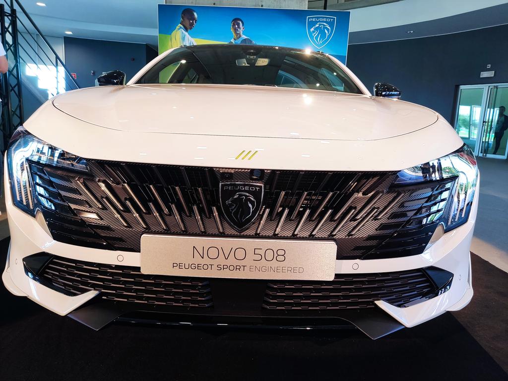 FabioMarchiMD's tweet photo. El nuevo @PeugeotES 508 PSE. Mostrado por primera vez en vivo aprovechando la cita del WEC en Portimao. Más detalles y el vídeo, pronto en @mundodeportivo #WEC #Portimao #508PSE https://t.co/YCCWUydJuf