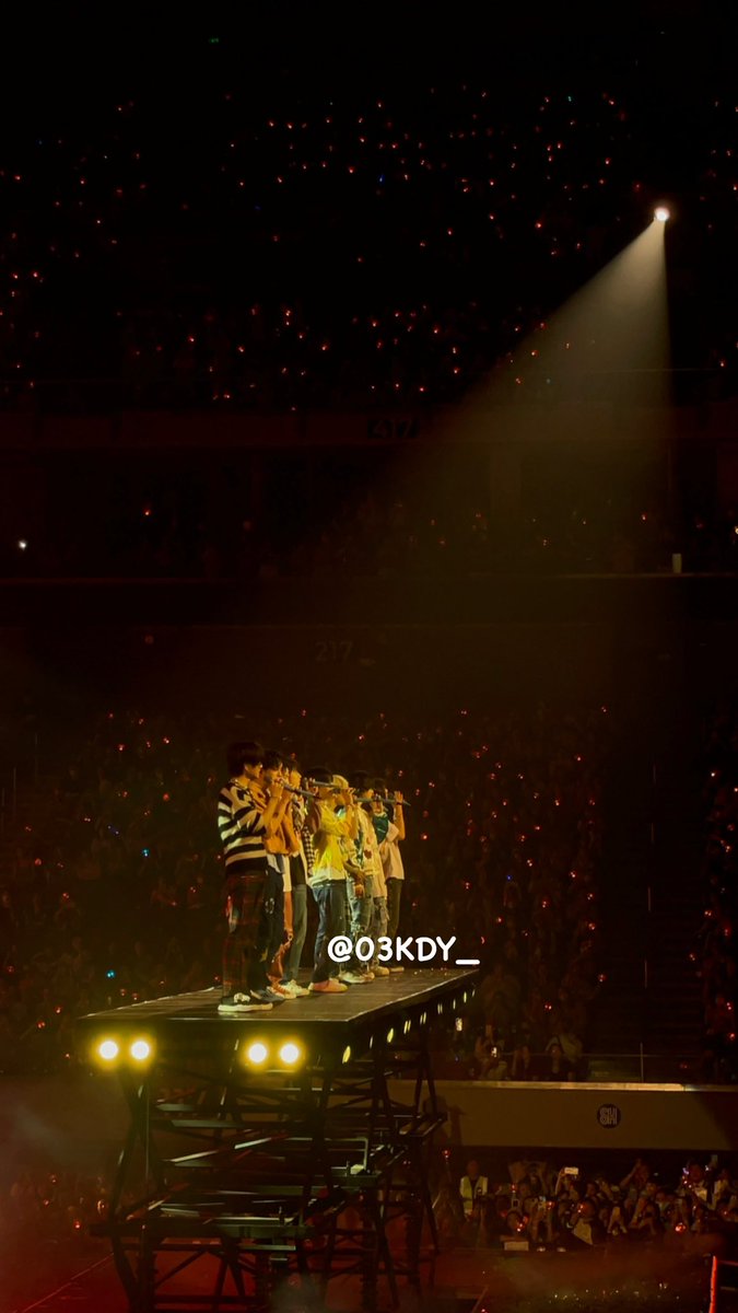 03KDY_'s tweet photo. really out of words how happy i am seeing all of you upclose 😭
#TREASURE_HELLO_IN_MANILA https://t.co/FemRYw8aGd