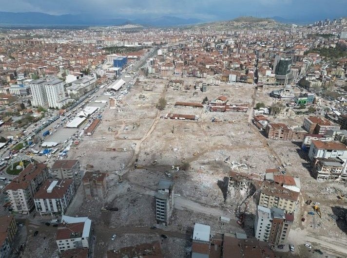 Sadece binalar mıydı bir omuzdan diğerine uzanan ellerini kaybeden? 
…
Safları sıklaştıralım sedasının vardığı gök kubbeden şimdilerde yetim bir neva konar şehrin sokaklarına! 

Yetimin kimsesizliği, kimsesizliğin burukluğu gibi…

#malatya #deprem