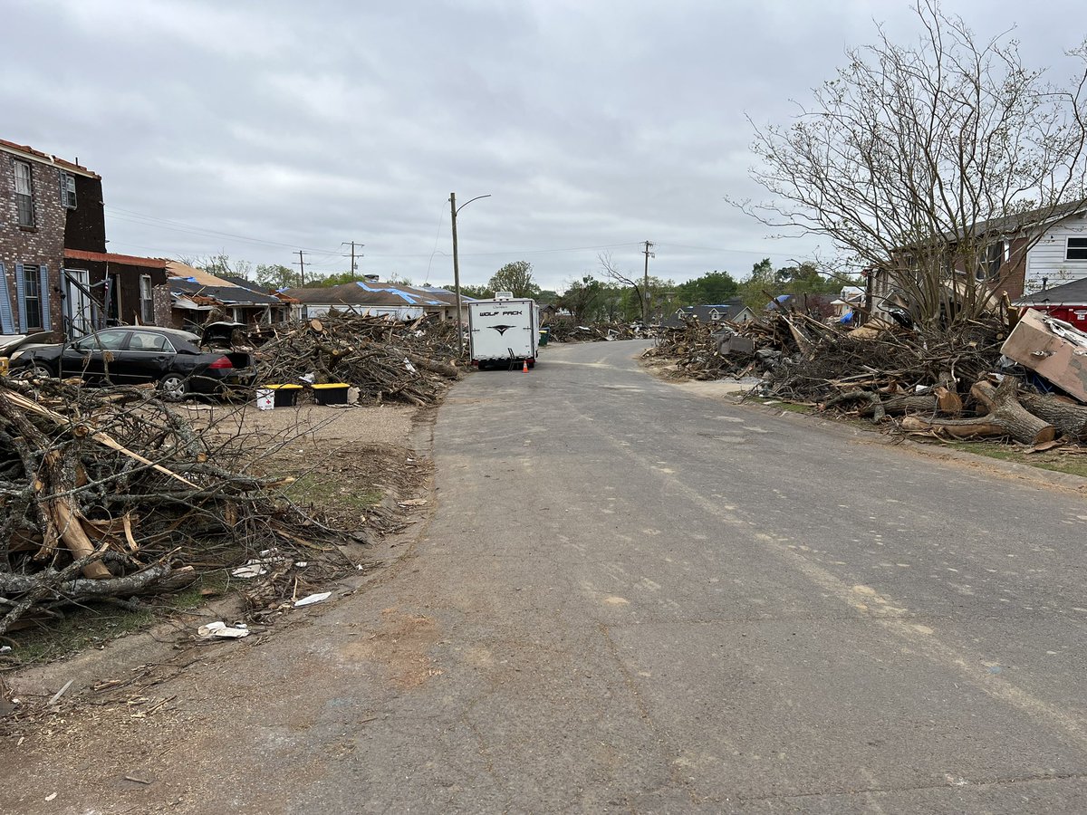 caitrinassaf's tweet photo. Volunteers today worked at three different locations cleaning up debris for #ImpactTheRock and #NationalVolunteerWeek. I worked with an awesome team off Breckenridge, and look at this truck we filled! So proud of our city and the reminder that #WeARStrong. #LRStrong #ARwx https://t.co/sENtC85rxy