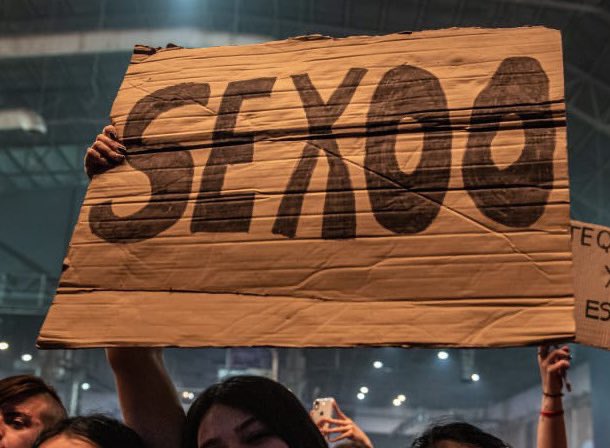 lalisings's tweet photo. cuando le hice este cartel en un show a lali y después cuando la fui a ver en persona y me saludo me dijo se xooo jsjdkd https://t.co/yqw80yLb7W