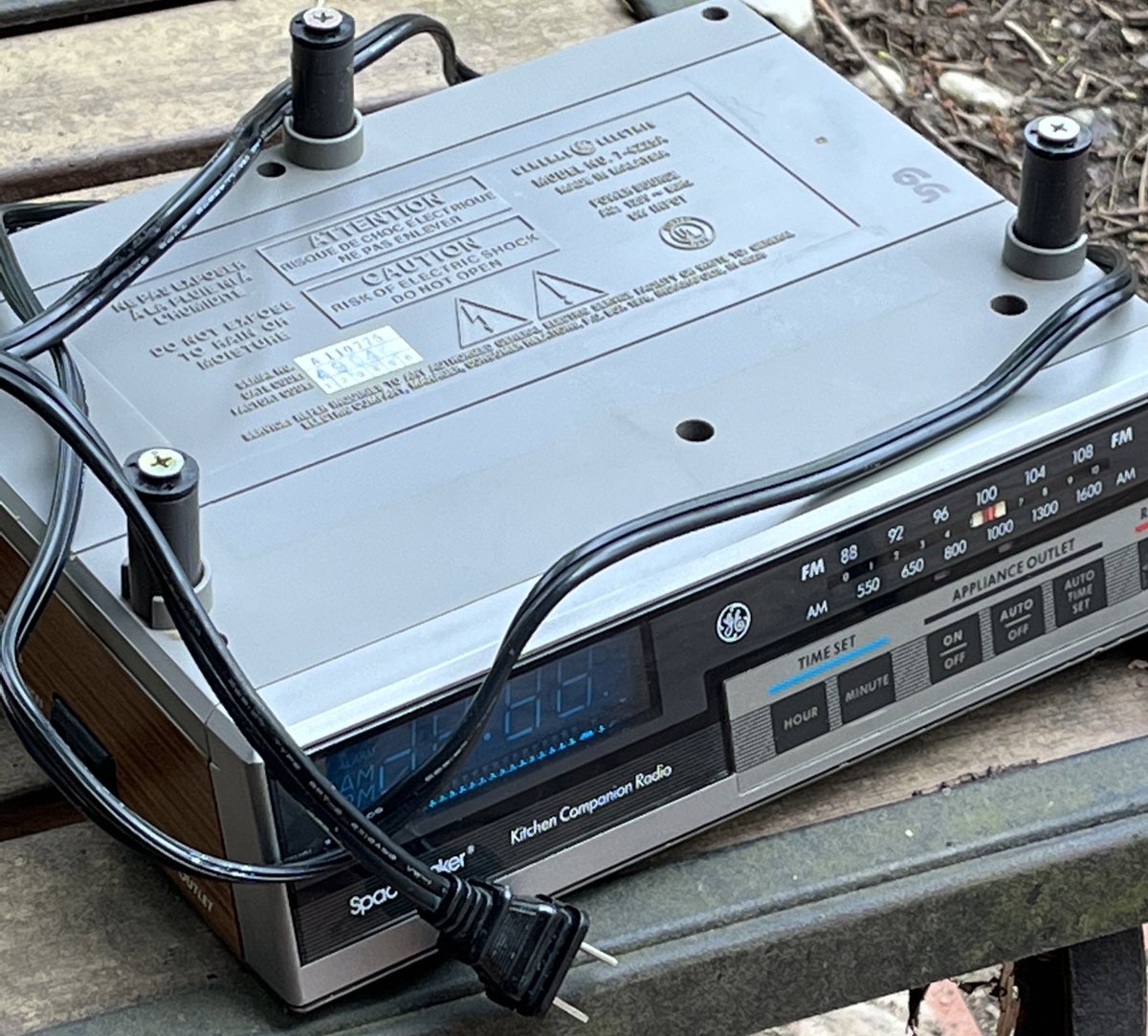 RubysTired's tweet photo. in todays news: i’ve seen this 1987(?) kitchen companion radio at a goodwill for 5 weeks, so i finally caved in and got it and spent over an hour cleaning it! it’s pretty cool https://t.co/Lv8XrALoOq