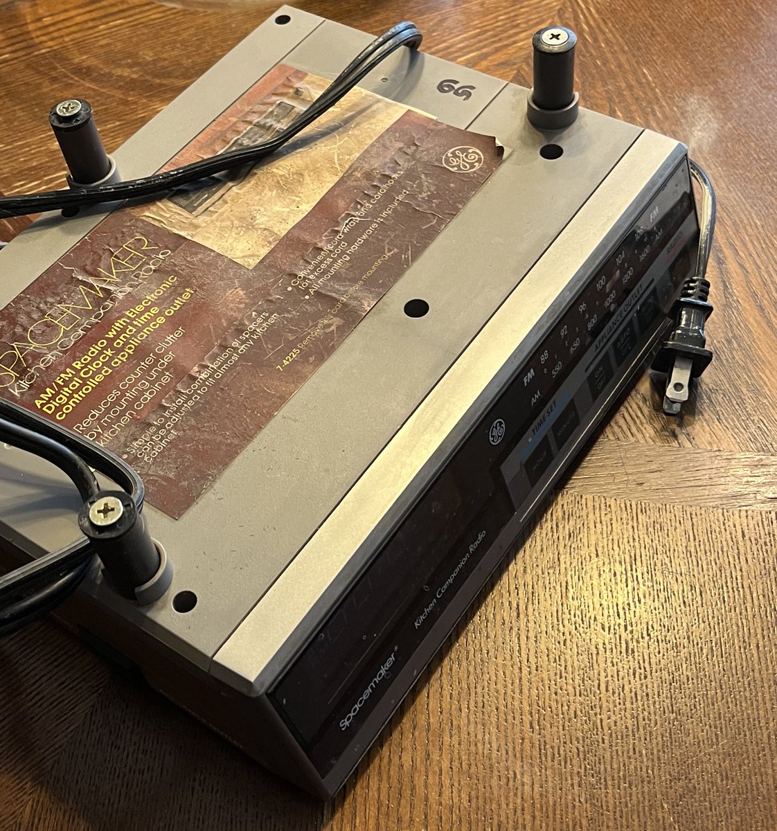 RubysTired's tweet photo. in todays news: i’ve seen this 1987(?) kitchen companion radio at a goodwill for 5 weeks, so i finally caved in and got it and spent over an hour cleaning it! it’s pretty cool https://t.co/Lv8XrALoOq