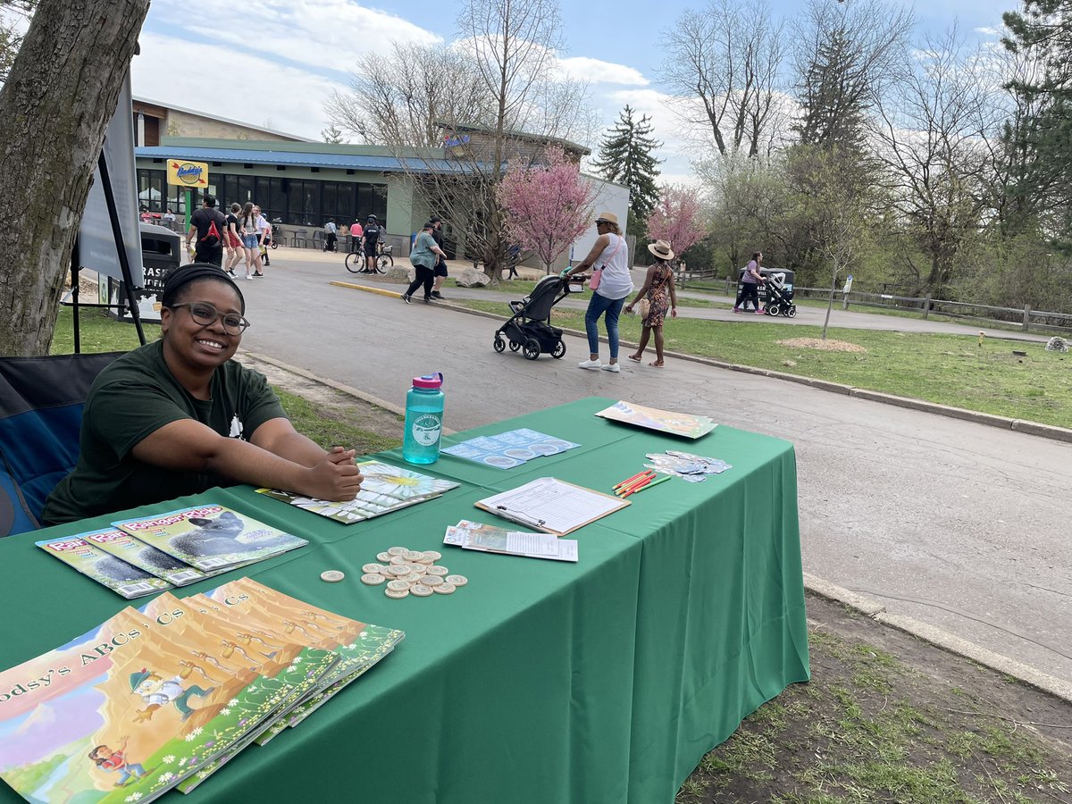 Rachel representing <a href="/DetroitParksRec/">Detroit Parks & Recreation</a> and sharing Forest Service resources at <a href="/detroitzoo/">Detroit Zoo</a> #GreenFest #fsurbanconnections