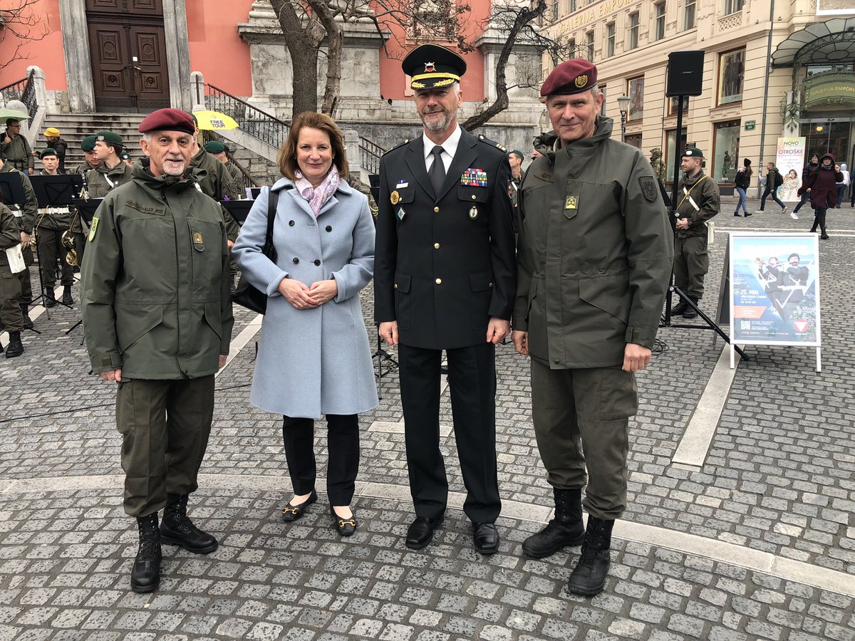 elisellison's tweet photo. Habe mich mit dem Miltärkommandanten von Kärnten Brig. Gitschthaler, Oberst Gigacher, dem Leiter der Militärmusik von Slowenien Aljoša Deferri und dem der Kärntner Miltärmusik Oberst Pranter über das zahlreiche begeisterte Publikum gefreut. https://t.co/2d46WQ2aLd