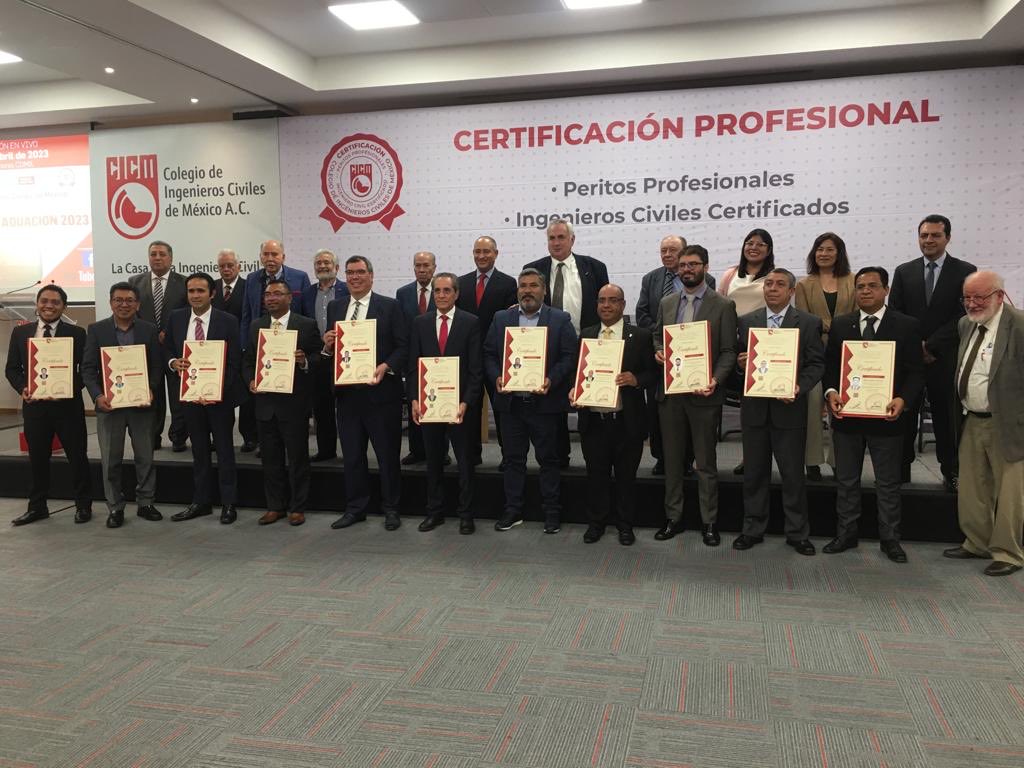 joseravilamuro's tweet photo. Ceremonia de graduación de peritos profesionales, Colegio de Ingenieros Civiles de México. https://t.co/O5Y6QeswXV