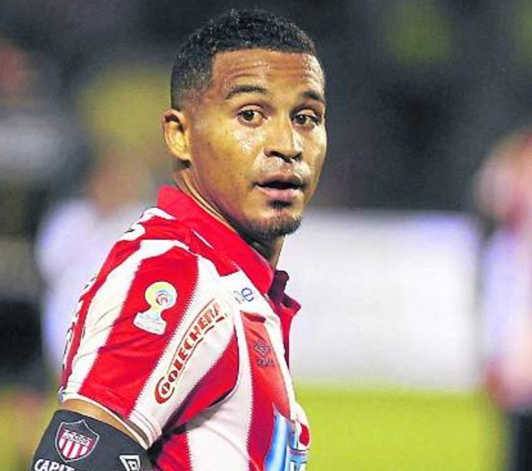 🎙️"En Barranquilla puedes ser el Pibe, Bacca, Pacheco, Valenciano, Quintero, el que tú quieras, en Barranquilla si tienes un mal momento de seguro que la gente te chifla y se mete contigo. Es muy duro, es una plaza que es así pero es una realidad" Macnelly Torres vía <a href="/VBarCaracol/">El VBAR CARACOL</a>