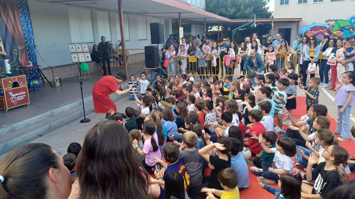 AmpaBulevar's tweet photo. 📖 Con motivo del #díaDelLibro AMPA Bulevar hemos celebrado una divertida #FeriaDelLibro para todas las familias del cole @ceipgfuertesja1 ¡Lo hemos pasado fenomenal! 🥳

Taller de marcapáginas, puesto de Librería Escolar y el Mago Jesús Jaén 🤡🧙‍♂️
 https://t.co/l991PQvTqy https://t.co/NzhleGOJnP