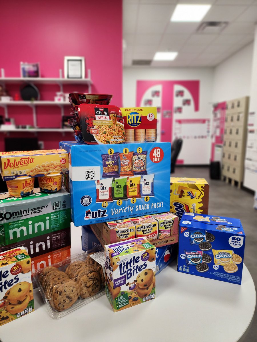 Giotech5G's tweet photo. #256G getting the #Team ready for the weekend.. #snackTime @RestmanNOVA https://t.co/oA2qB1eBvq