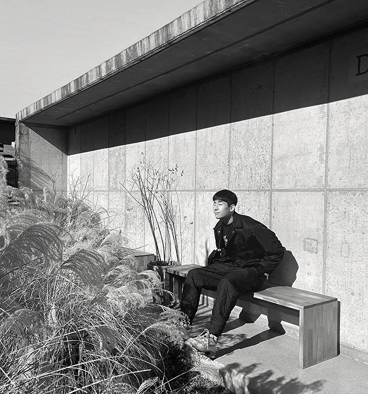 salio el sol por que es el comeback de las #April2nd돌아와 y este pelón fue el primero en hacer filita para verlas mucho éxito #Tɪɴᴋᴇʀ·Bᴇʟʟ·Aᴘʀɪʟ.

⠀⠀—   @ デミアンㅤ𔓘ㅤ 𝙥os𝙩𝙞𝙣𝙜𝄒    !