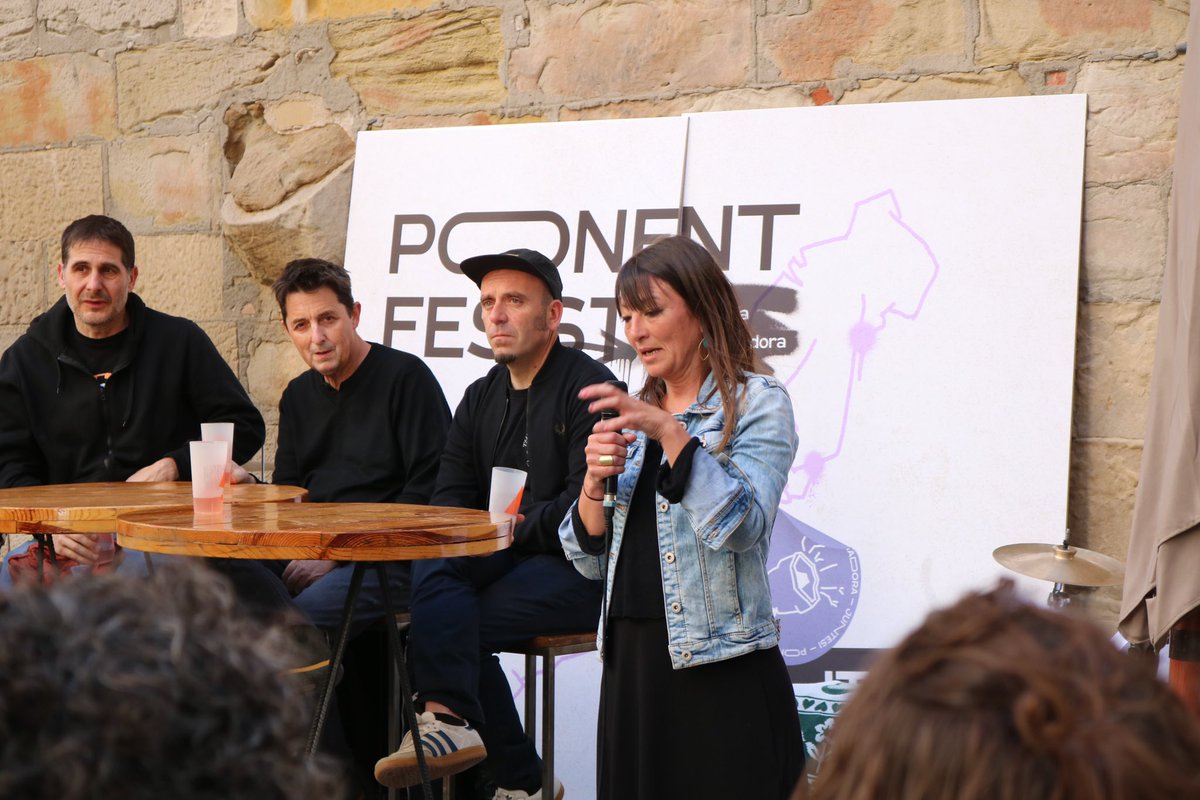 PonentCoopera's tweet photo. #PonentFEST2023
Rua sobre la Cultura comunitària. Hem començat amb un tast del nou vi rosat de l’@olivera_coop i després hem pogut conèixer i reflexionar sobre cultura amb #AssociacioHangar, @ladescomunal09 i @firatitelles! https://t.co/GTt3hqmXX1