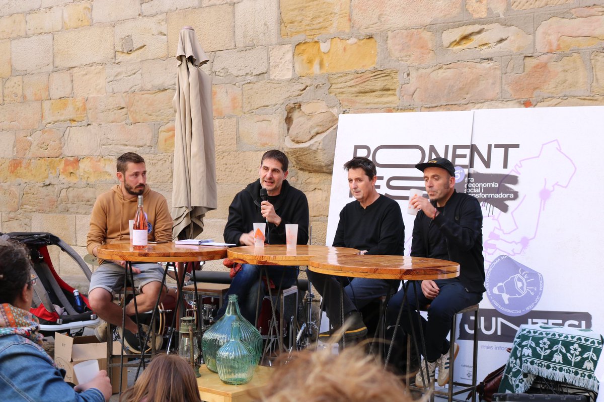 PonentCoopera's tweet photo. #PonentFEST2023
Rua sobre la Cultura comunitària. Hem començat amb un tast del nou vi rosat de l’@olivera_coop i després hem pogut conèixer i reflexionar sobre cultura amb #AssociacioHangar, @ladescomunal09 i @firatitelles! https://t.co/GTt3hqmXX1