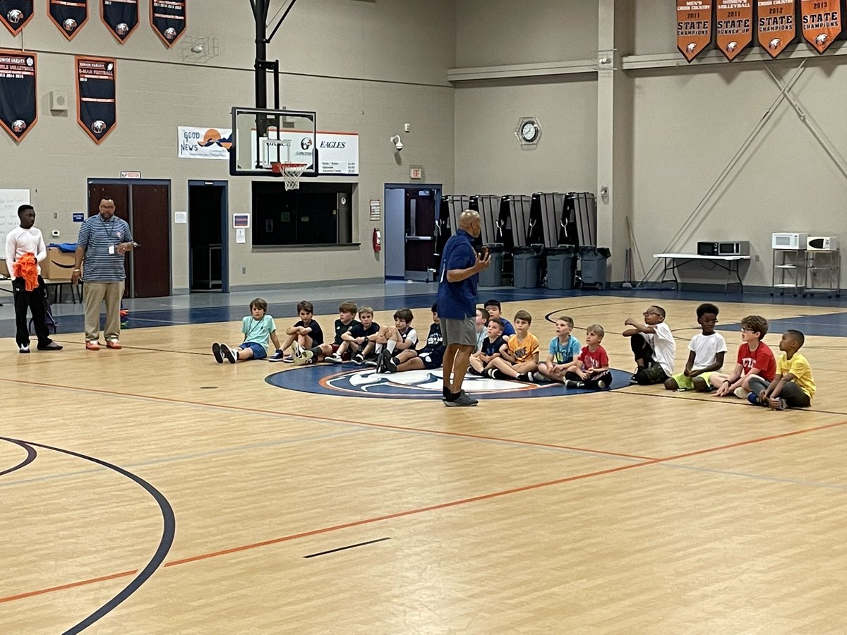 teamterris's tweet photo. DreamHarvest Academy doing big things! Not only teaching 🏀skills but sowing seeds for the Kingdom 🙏 @CHOSEN_COACH https://t.co/g23X37wves