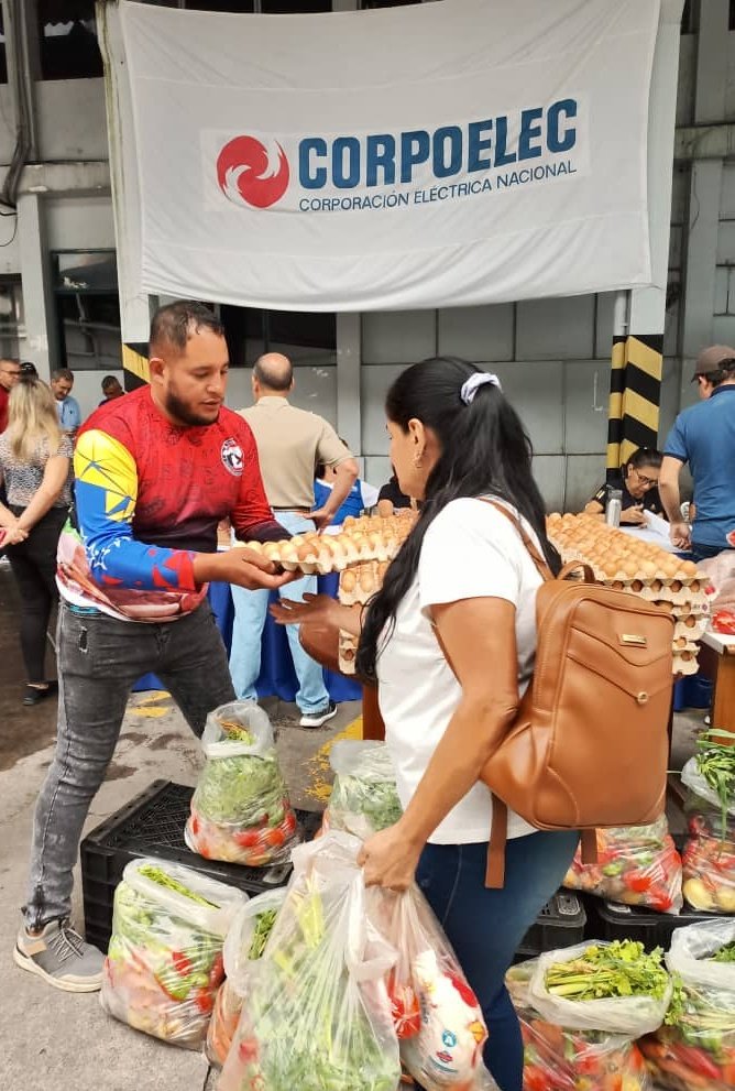 Funsasen1's tweet image. La Fuerza Trabajadora de @CorpoelecInfo  del estado Mérida disfruta este Sábado de 𝗝𝗼𝗿𝗻𝗮𝗱𝗮 𝗱𝗲 𝗔𝘁𝗲𝗻𝗰𝗶𝗼́𝗻 𝗦𝗼𝗰𝗶𝗮𝗹 . En la Actividad se ofrece venta de proteínas y hortalizas a precios solidarios.
#Asoelec 
#Fasmee
#funsasen
@NestorLReverol
#LogrosEnRevolución