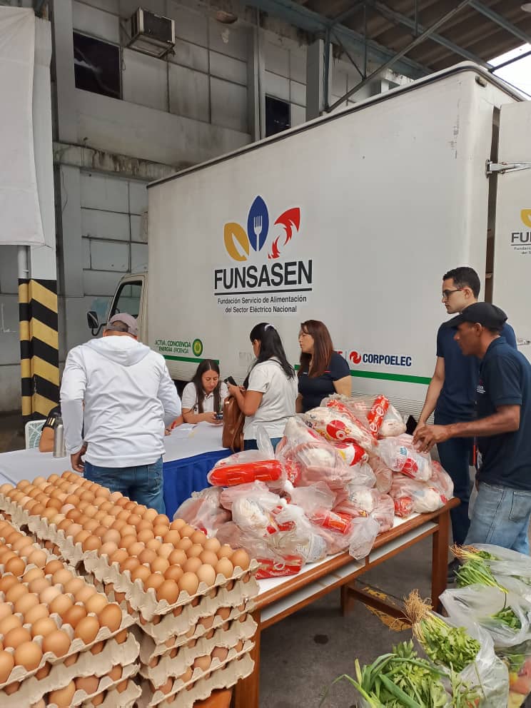 Funsasen1's tweet image. La Fuerza Trabajadora de @CorpoelecInfo  del estado Mérida disfruta este Sábado de 𝗝𝗼𝗿𝗻𝗮𝗱𝗮 𝗱𝗲 𝗔𝘁𝗲𝗻𝗰𝗶𝗼́𝗻 𝗦𝗼𝗰𝗶𝗮𝗹 . En la Actividad se ofrece venta de proteínas y hortalizas a precios solidarios.
#Asoelec 
#Fasmee
#funsasen
@NestorLReverol
#LogrosEnRevolución