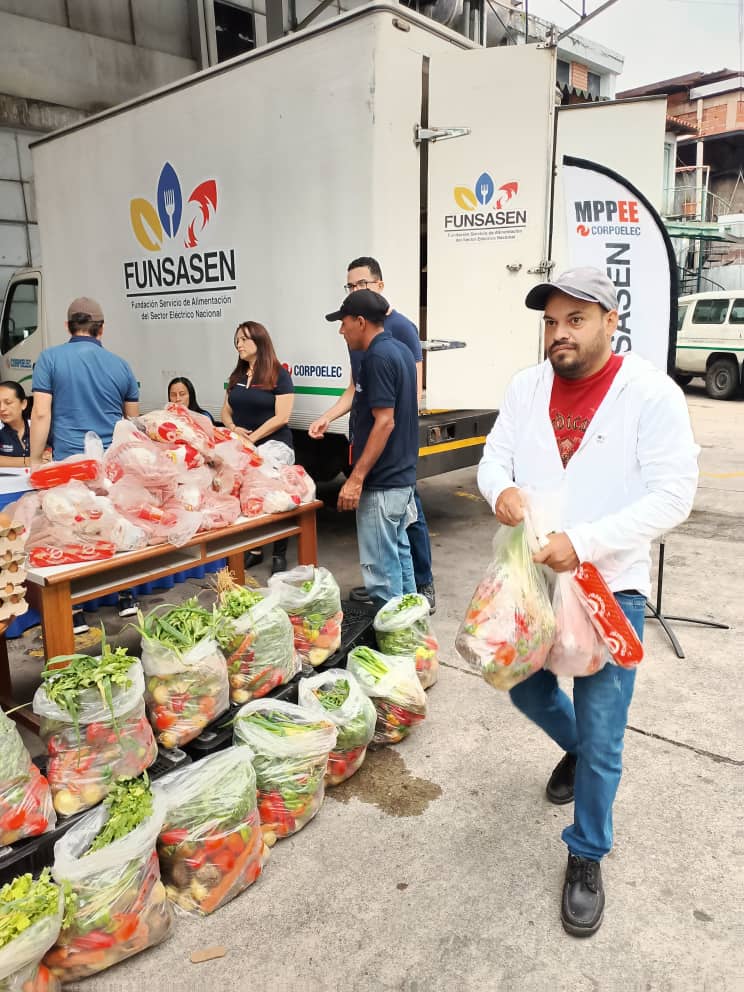 Funsasen1's tweet image. La Fuerza Trabajadora de @CorpoelecInfo  del estado Mérida disfruta este Sábado de 𝗝𝗼𝗿𝗻𝗮𝗱𝗮 𝗱𝗲 𝗔𝘁𝗲𝗻𝗰𝗶𝗼́𝗻 𝗦𝗼𝗰𝗶𝗮𝗹 . En la Actividad se ofrece venta de proteínas y hortalizas a precios solidarios.
#Asoelec 
#Fasmee
#funsasen
@NestorLReverol
#LogrosEnRevolución