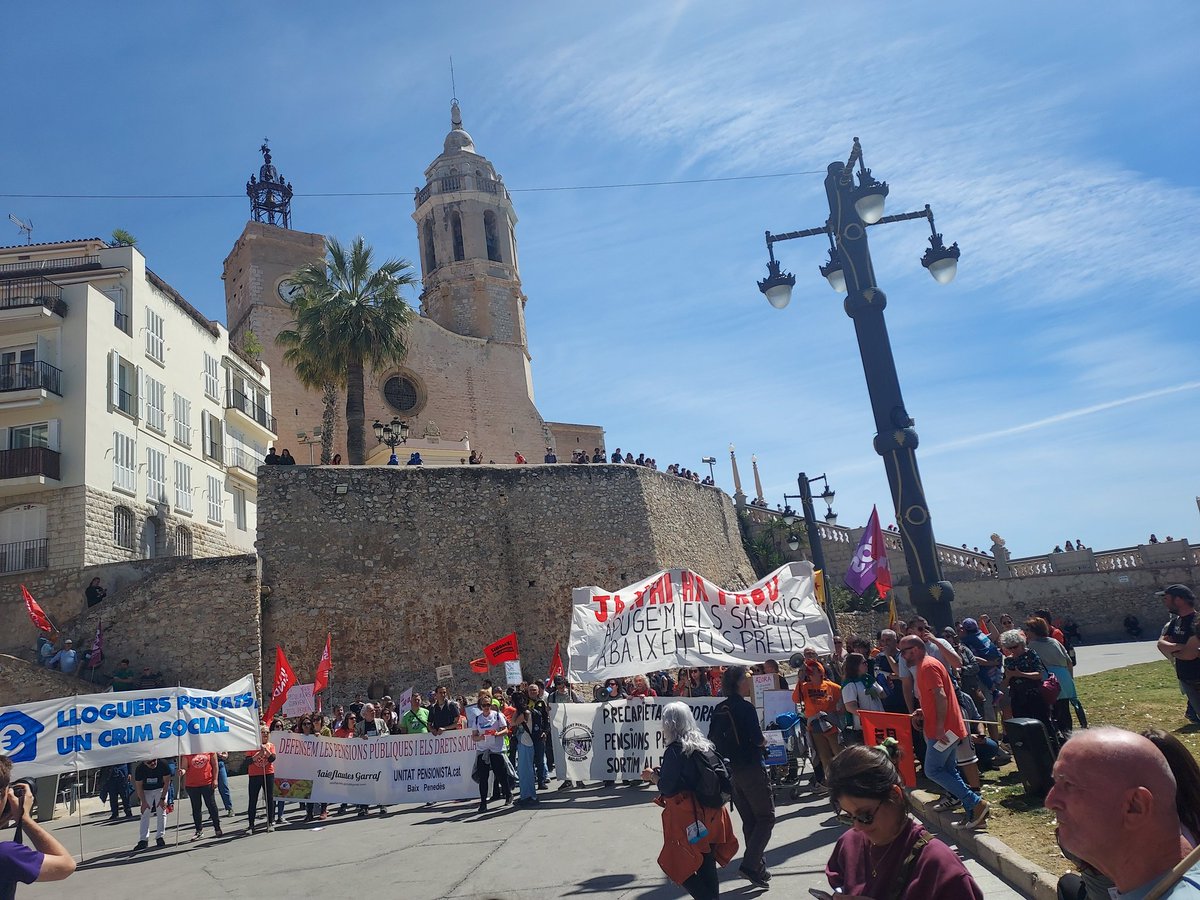 susannasegovia's tweet photo. Prou a l'especulació amb l'habitatge.
La força del moviment social al carrer per denunciar els abusos de la banca i exigir mesures polítiques valentes
Regulem els lloguers ja! #ProuAbusos #HPOPúblicISocial
#destapemlacaixa https://t.co/mtRujhIOce