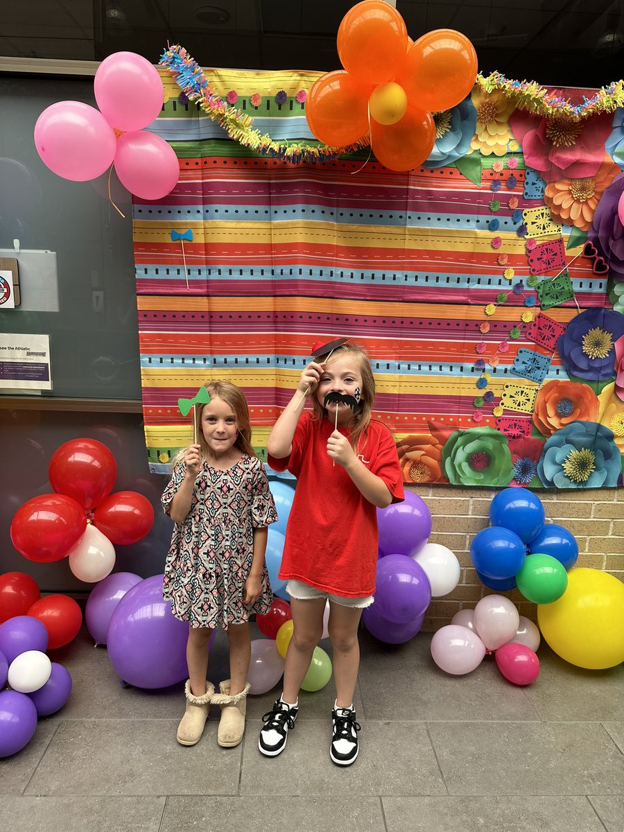 LesHowell09's tweet image. El Día del Niño was a huge hit this morning! Thank you so much @KISD_Multling for hosting this awesome event. Charlee had a blast!! @ECornejoKlein @KleinISD