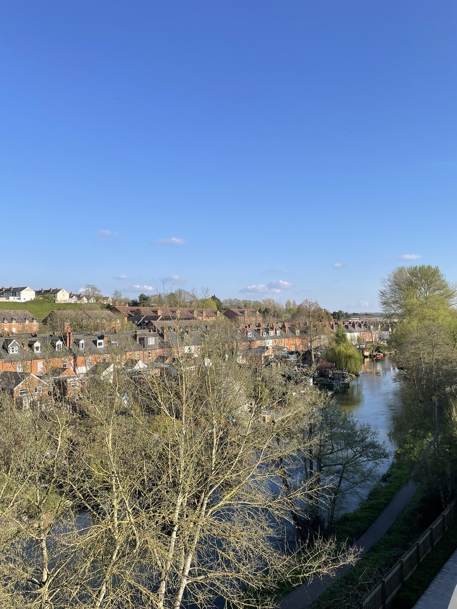 GregorStaunton's tweet photo. This is more what a spring evening looks like to me - happy weekend all! Wine of the day will follow… ✨ #Spring #WOTD https://t.co/j9RXGdDmWF