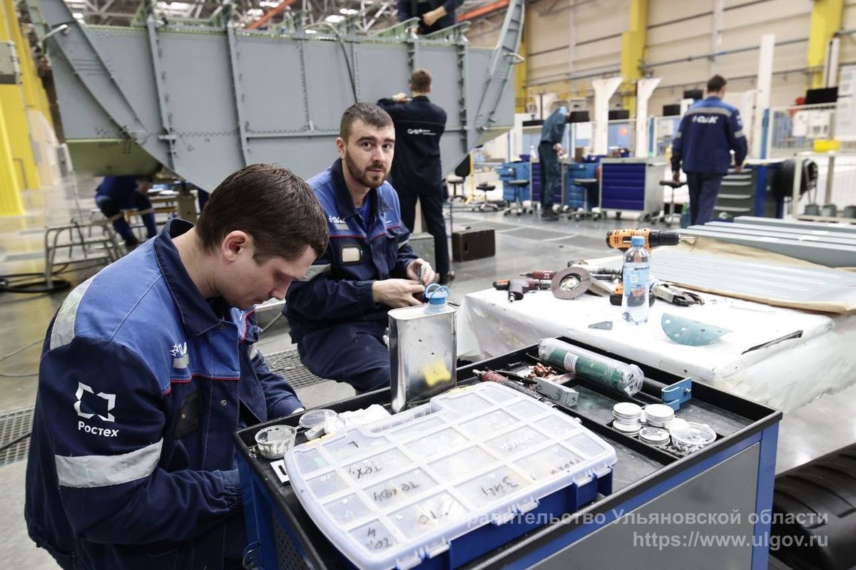 TehnoRussia's tweet photo. В России разворачивается серийное производство композитных крыльев для самолетов МС-21. Рассказываем: https://t.co/s1ejLms5bY https://t.co/2qi6M1rAvi