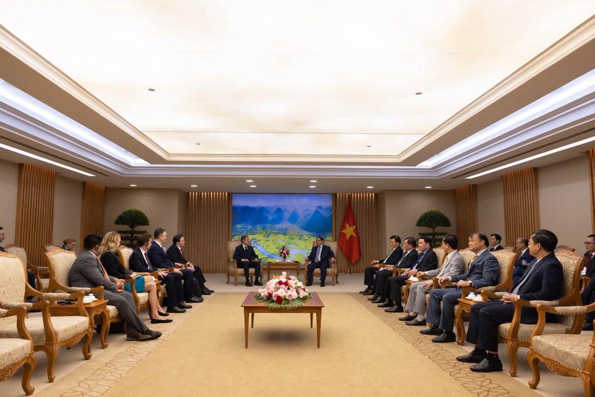 LogKa11's tweet photo. No US flag visible when US Secretary Blinken met with Vietnam prime minister Pham Minh Chinh. https://t.co/KjpgOHJsaF