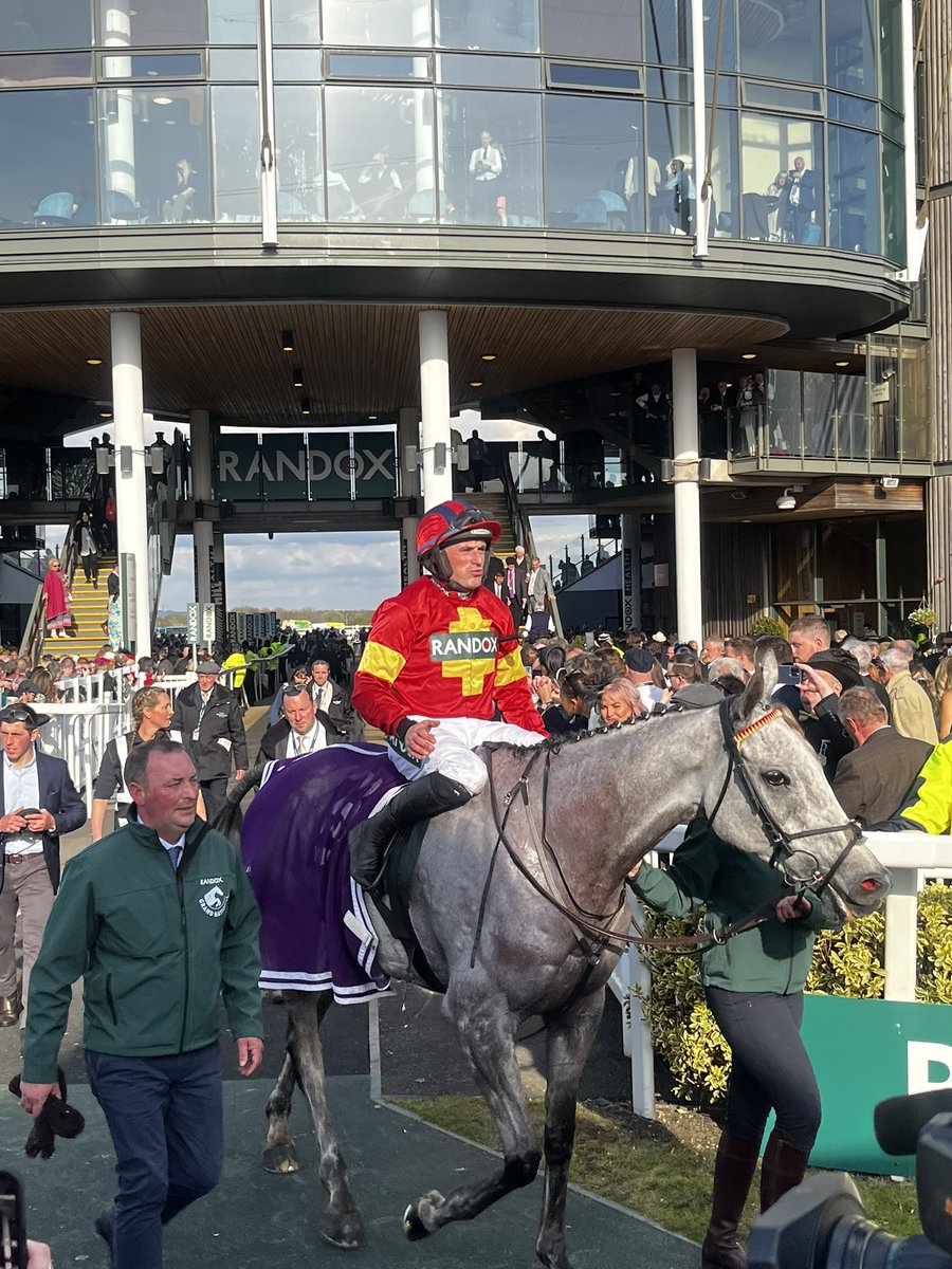 Vanillier has received a HUGE applause coming back into the parade ring 👏