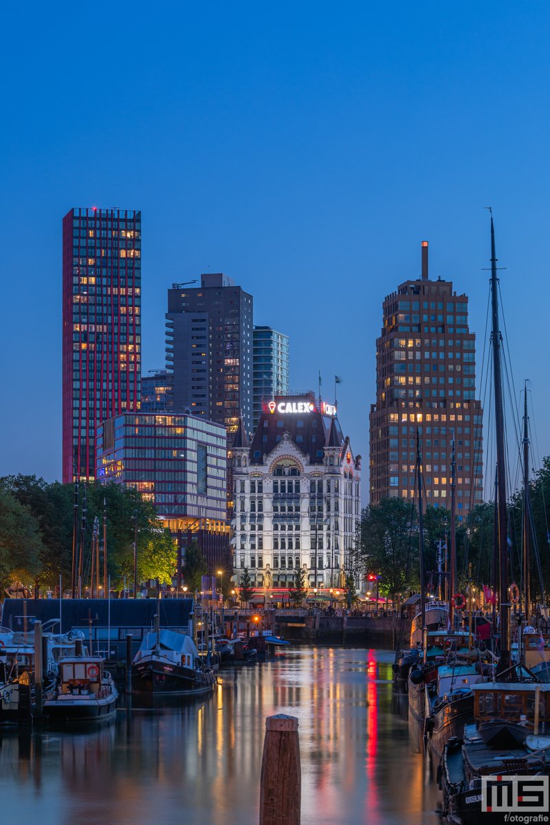 Het #WitteHuis in #Rotterdam #bluehour #blauweuurtje #skyline #fotograaf #photographer #architecture #monument 

Meer op: ms-fotografie.nl