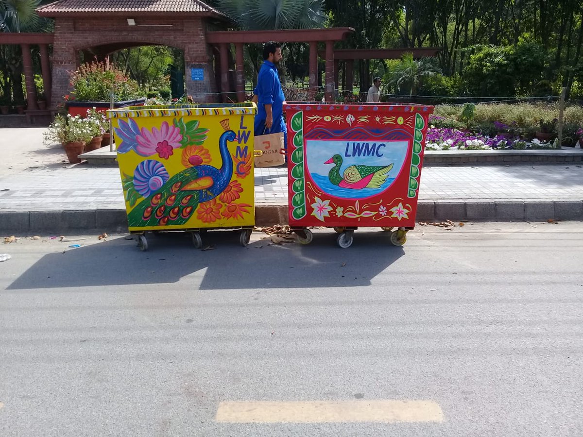 chash_mish04's tweet photo. Environment cleanliness begins with each individual desire to be clean 🫧
#LWMCtruckArt
#KeepLahoreClean
#GoodWorkLWMC
#OurRealHerosLWMCWorkers https://t.co/uxHjkwjFMA