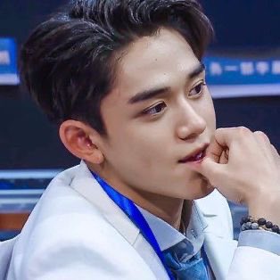 LumisCafe's tweet photo. @LUMISUNION ALWAYS BY YOUR SIDE LUCAS 💛🦁
#WeLoveYouLucas #LOVEFORLUCAS https://t.co/daTOTll6y4
