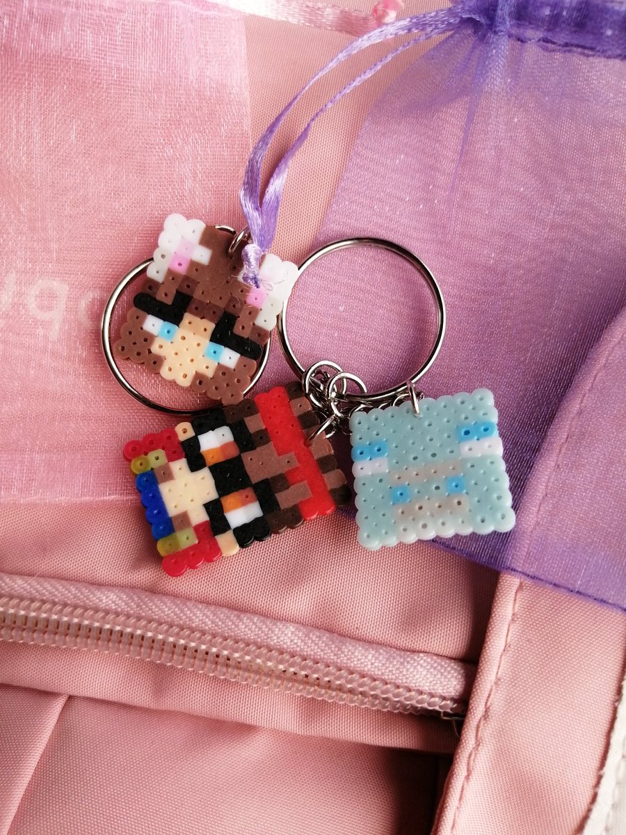 IchiLychee's tweet photo. Bueno gente hoy es el ansiado día de poder conocer a @JuanSGuarnizo y @arigameplays
Espero poder entregarles estos llaveros de ari cubito y juan hechicero con puerco araña 💕 https://t.co/3AnuFqdjts