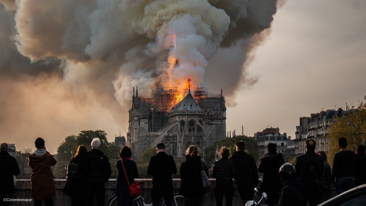 UNESCO_es's tweet photo. #TalDíaComoHoy, hace 4 años, el mundo fue testigo del incendio de la catedral de Notre Dame🔥.
Los sitios del #PatrimonioMundial tienen un valor incalculable. Juntos podemos #ProtegerElPatrimonio.
https://t.co/ytQoTIpzFJ #IncendioNotreDame #NotreDame https://t.co/tCZg8ud1OK