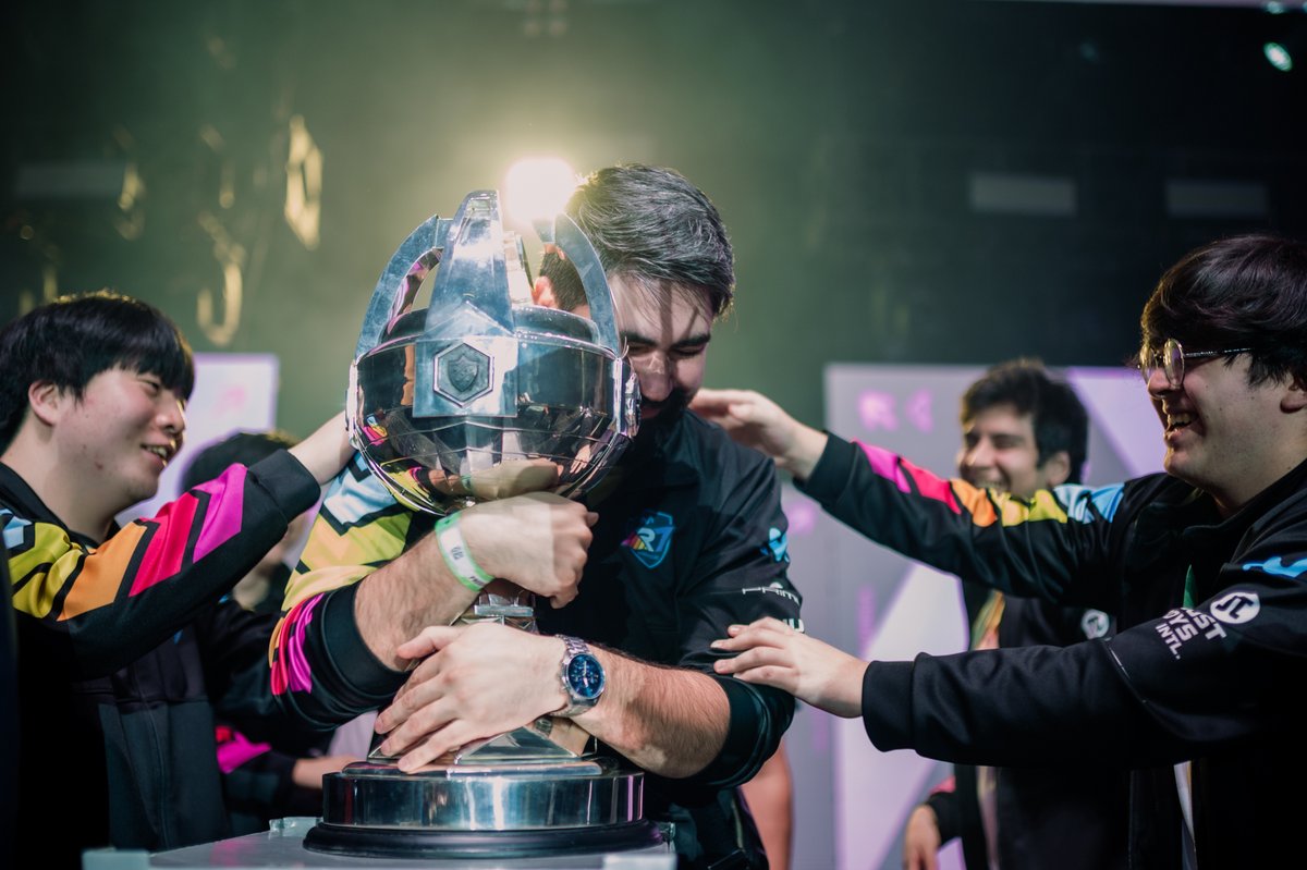 lolesportsla's tweet photo. Quédate con quien te abrace como @Bibl0s a la copa más bonita del mundo.
#LLAFinalEnChile https://t.co/Sq29WA3dvn