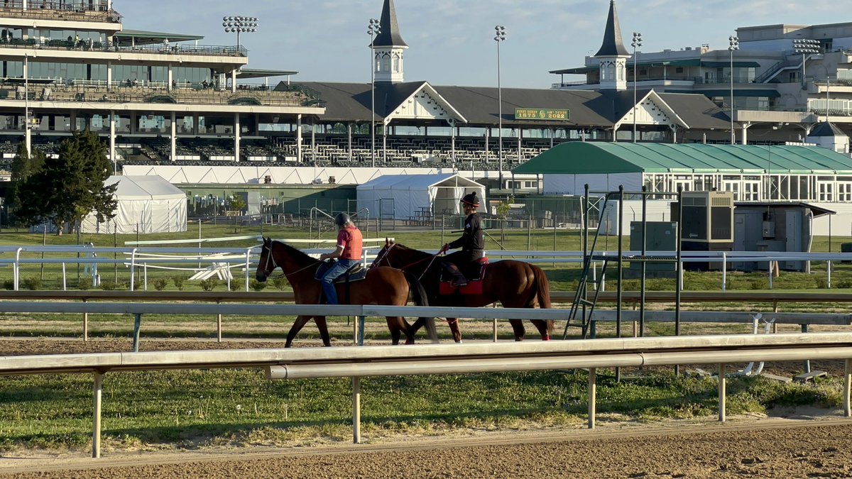 The Japanese beneath the spires. #DermaSotogake by himself, #Continuar with the pony @KentuckyDerby