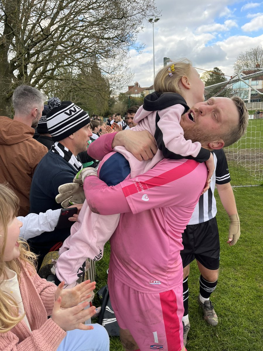ReubenCrowther's tweet photo. Small human was a mascot today for @WD_CFC she had an amazing time. Thank you so much for looking after her @adge_001 you’re a legend! https://t.co/6Xj8xUCIYv