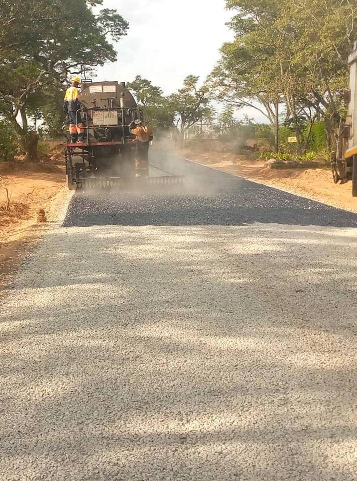 date_africa's tweet photo. 🇿🇼Zimbabwe : Construction and surfacing in  progress on Castle magamba road.

#utdazimbabwe #utdaroad #utdainfo #utdaConstruction #utdasurfacing #utdaCastle_magamba_road https://t.co/Ry9vJb1ZVJ
