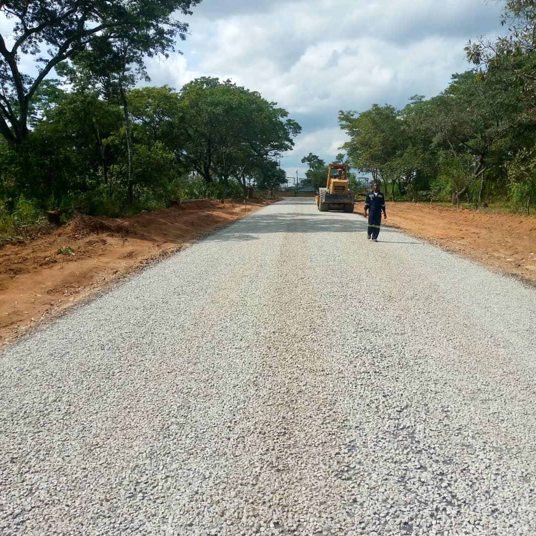 date_africa's tweet photo. 🇿🇼Zimbabwe : Construction and surfacing in  progress on Castle magamba road.

#utdazimbabwe #utdaroad #utdainfo #utdaConstruction #utdasurfacing #utdaCastle_magamba_road https://t.co/Ry9vJb1ZVJ