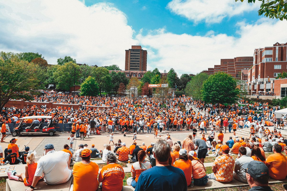 Vol_Football's tweet photo. feels like fall 😳

#GBO 🍊 https://t.co/MlbcRf51b4
